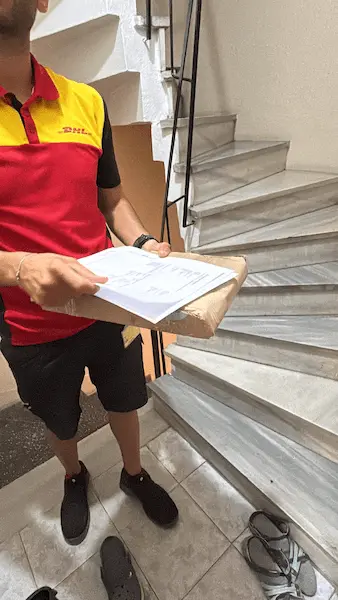 DHL handover for laptop delivery from Istanbul to Toulouse France